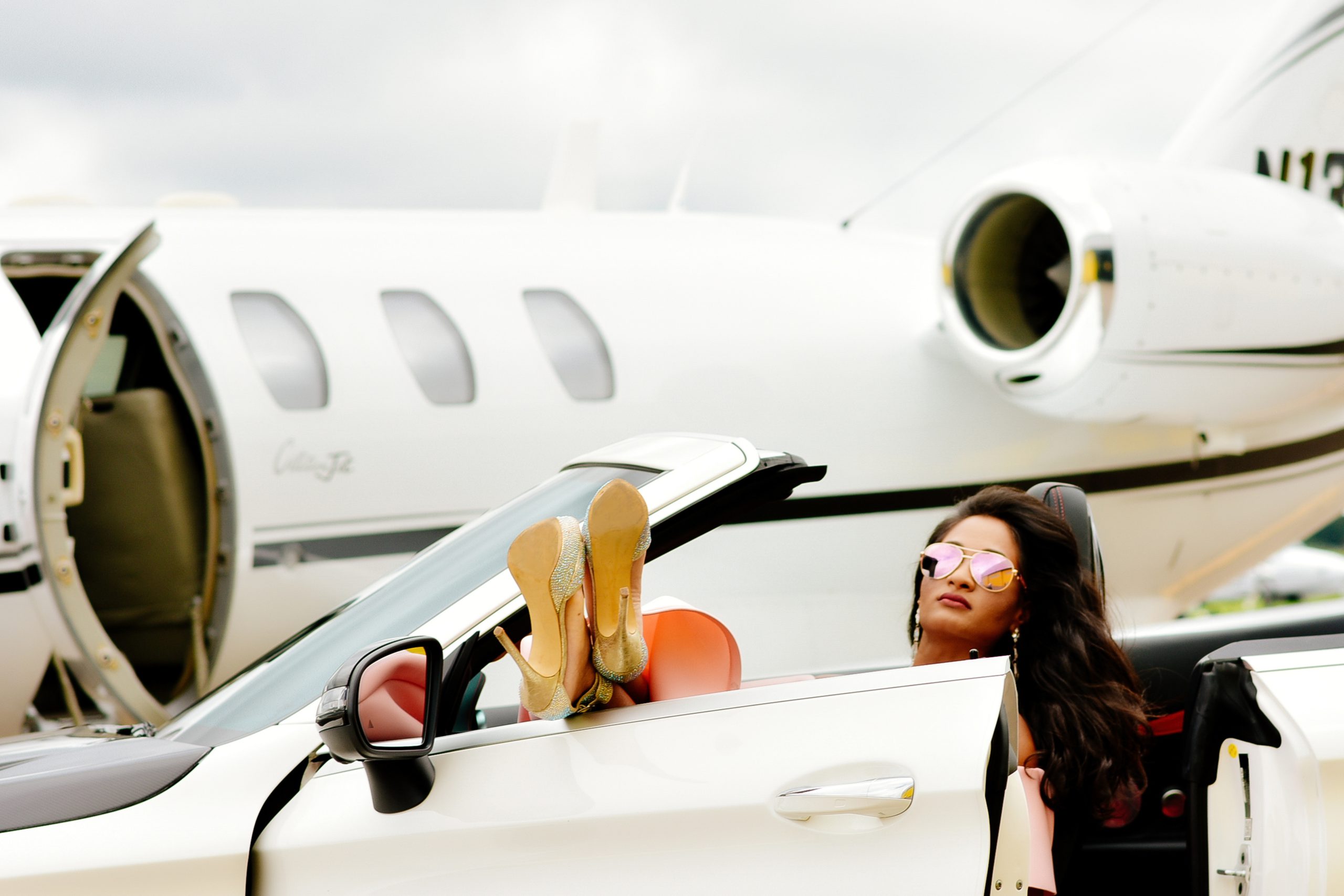Девушка в частном самолете